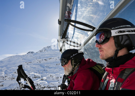 Bin Vater und Sohn Skifahrer auf Valfagehr Sessellift in den österreichischen Alpen im alpinen Skigebiet St. Anton, Arlberg, Tirol, Österreich Stockfoto