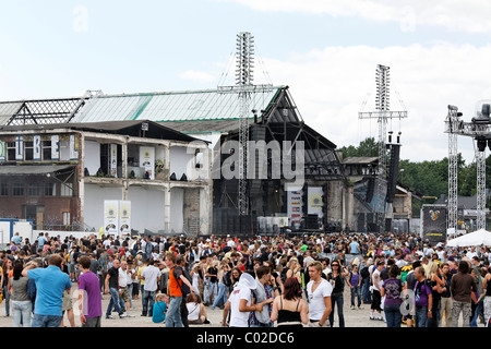 Bühne vor der Fracht Depot Altbauten, Loveparade 2010, Duisburg, Nordrhein-Westfalen, Deutschland, Europa Stockfoto