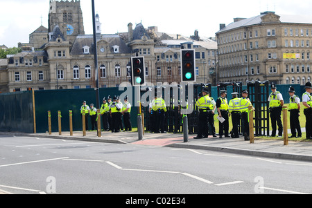 Polizei und Metalldetektoren in Bradford für die EDL Stockfoto
