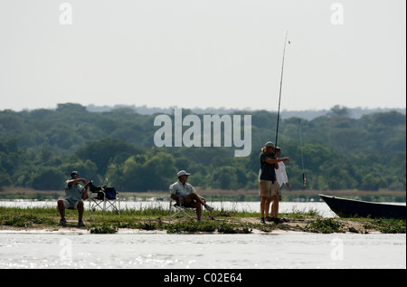 Angeln vom Ufer des Nils unterhalb der Murchison Fälle, Uganda Stockfoto