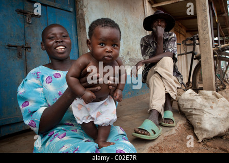 Eine Frau hält stolz ihre jungen Jungen in Amuria, Uganda, Ostafrika. Stockfoto