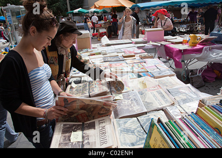 Sammlerstücke, alte Zeitschriften und Comics zum Verkauf an Flohmarkt Tarascon-Sur-Ariège Departement Ariège Frankreich Stockfoto