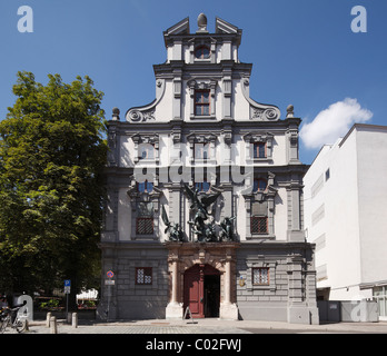 Barocke Fassade des Zeughauses Arsenal mit Sankt-Michaels-Gruppe-Gruppe, Augsburg, Schwaben, Bayern, Deutschland, Europa Stockfoto