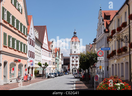 Königstraße Straße mit schwäbisches Torturm, Dillingen an der Donau, Donauried Region, Schwaben, Bayern, Deutschland, Europa Stockfoto