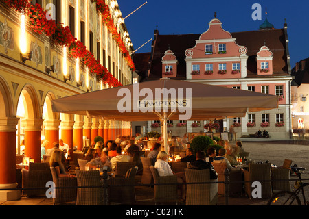 Café Hamptons in dem Steuerhaus auf dem Marktplatz, im Hintergrund das Gebäude Grosszunft, Memmingen Stockfoto