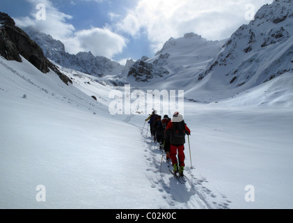 Skitouren entlang der Adyrsu-Gletscher bis zum Granovskovo-Pass in der Elbrus-Region des Kaukasus, Russland Stockfoto