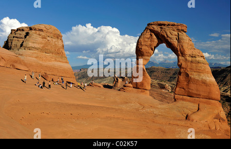 Touristen fotografieren vor Delicate Arch Rock arch, La Sal Mountains, Arches-Nationalpark, Moab, Utah Stockfoto