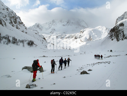 Skitouren im Adyrsu-Tal in der Elbrus-Region des Kaukasus, Russland Stockfoto