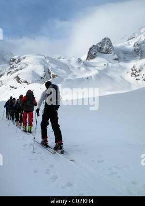 Skitouren im Adyrsu-Tal in der Elbrus-Region des Kaukasus, Russland Stockfoto