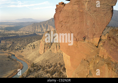 Kletterer auf dem berühmten Affengesicht Felsen in den Felsen klettern Paradies Smith Rock, Oregon, USA Stockfoto