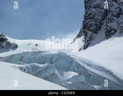 Skitouren auf den Granovskovo-Pass im Adyrsu Tal. Elbrus-Region des Kaukasus, Russland Stockfoto