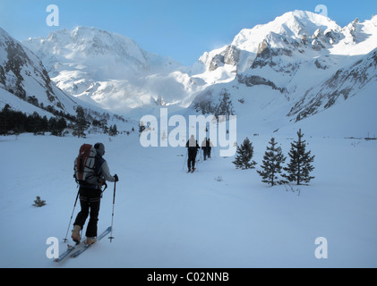 Skitouren im Adyrsu-Tal in der Elbrus-Region des Kaukasus, Russland Stockfoto