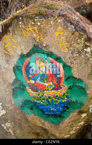 Buddha Bild auf einem Felsen auf dem Wanderweg nach Taktsang Kloster, auch bekannt als Tiger Nest, Paro, Bhutan gemalt Stockfoto