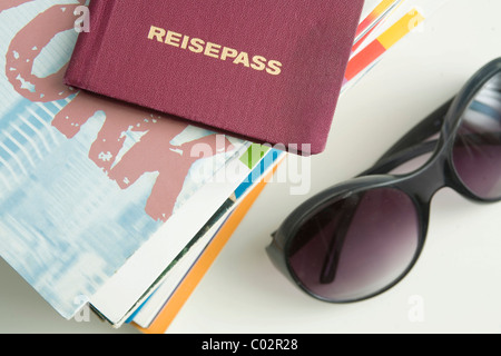 Reisepass, Sonnenbrille, Reisedokumente Stockfoto