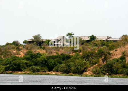 Die gehobenen Paraa Lodge gesehen aus dem Nil unterhalb der Murchison Fälle, Uganda Stockfoto