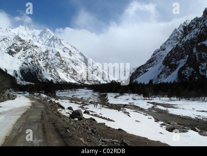 Der Straße bis ins Adyrsu-Tal in der Elbrus-Region des Kaukasus, Russland Stockfoto