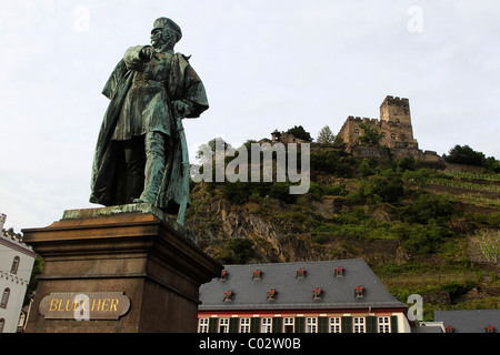 Statue des General Bluecher und Gutenfels Castle in Kaub am Rhein, Kaub, Rheinland-Pfalz, Deutschland, Europa Stockfoto