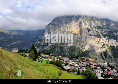 Blick auf die traditionellen autofreien Walser Berg Dorf von Muerren über dem Lauterbrunnental und dem Gegenteil von Staldenfluh Stockfoto