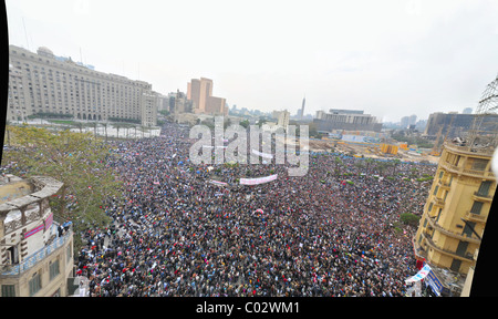 Eine genähte Panoramablick Szenen des Tahrir Sq als pro-demokratischen Demonstranten versammeln und den Untergang von Pres Mubarak zu verlangen. Stockfoto