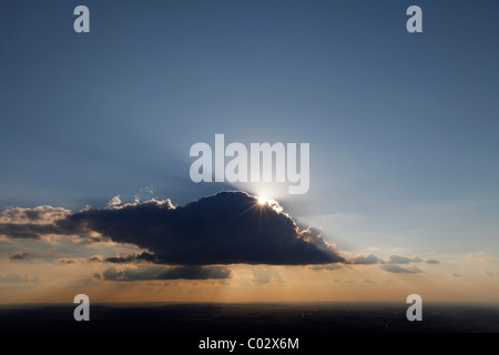 Luftaufnahme, Soest Boerde, Sonne mit Strahlen der Sonne hinter eine Wolke im Bezirk Abend Himmel, Soest, Soest, Nordrhein-Westfalen Stockfoto