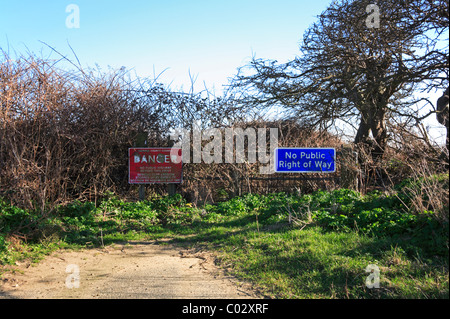 Warnzeichen an Straße endet die erodierenden Klippen bei Covehithe, Suffolk, England, Vereinigtes Königreich. Stockfoto