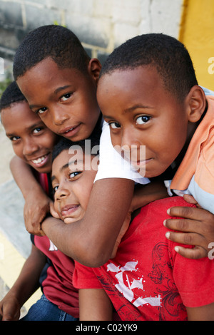 Gruppe junger schwarzer Kinder, kolumbianische Kinder Stockfoto