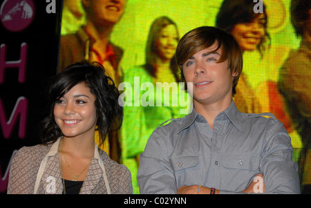 Vanessa Hudgens und Zac Efron Stars von High School Musical 2 Exemplare des Soundtracks zu dem Disney-Film zu signieren und zu besuchen Stockfoto