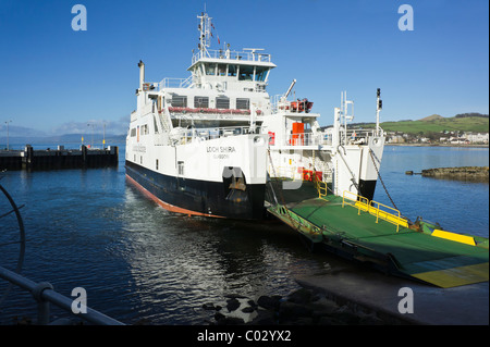 Caledonian MacBrayne Autofähre Loch Shira Ankunft an der Slipanlage in Largs Ayrshire, Schottland Stockfoto