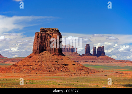 Blick durch das Fenster North Buttes im Monument Valley, Arizona, USA, Amerika, Amerika Stockfoto