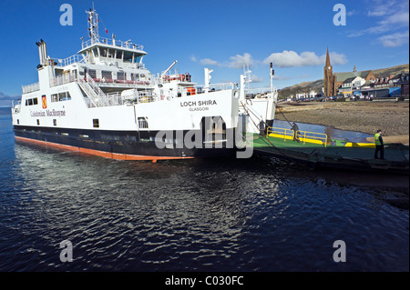 Caledonian MacBrayne Autofähre Loch Shira auf Fußgänger Passagiere an der Slipanlage in Largs Ayrshire, Schottland Stockfoto