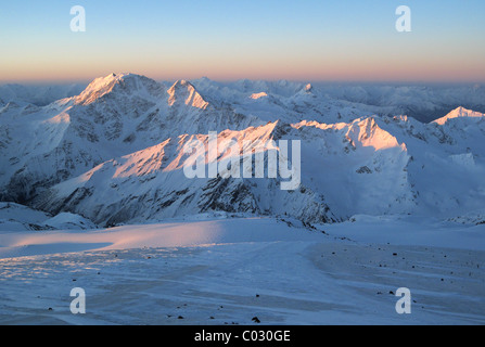 Sunrise-Blick vom Mount Elbrus, Kaukasus, Russland. Europas höchster Berg 5642m, einer der "seven Summits". Stockfoto