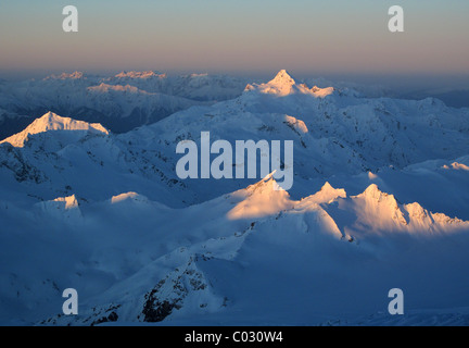 Sunrise-Blick vom Mount Elbrus, Kaukasus, Russland. Europas höchster Berg 5642m, einer der "seven Summits". Stockfoto