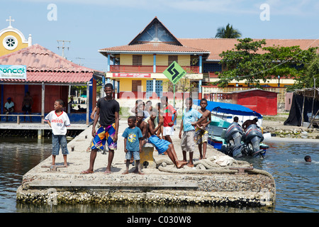 Kolumbianische Kinder am Bootssteg, Baru Island, Kolumbien Stockfoto