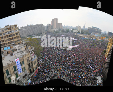 Eine genähte Panoramablick Szenen des Tahrir Sq als pro-demokratischen Demonstranten versammeln und den Untergang von Pres Mubarak zu verlangen. Stockfoto