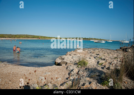 Badende im Meer in Son Saura Strand Menorca Spanien Stockfoto