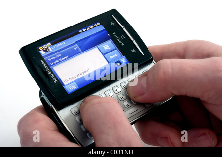 Das Sony Ericsson Xperia Mini Pro Handy auf weißem Hintergrund als ein Schnitt aus einer Person SMS und messaging Stockfoto