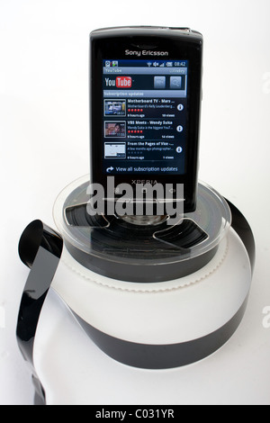Sony Ericsson Xperia Mini Pro Handy auf einem weißen Hintergrund als einen Ausschnitt mit YouTube Streaming-videos Stockfoto