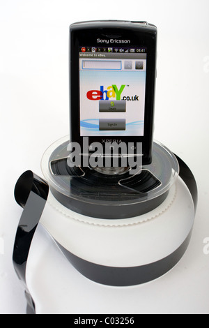 Sony Ericsson Xperia Mini Pro Handy android Anwendung eBay kaufen und verkaufen auf ihre Online-Auktions-Website zeigen Stockfoto