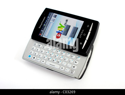 Das Sony Ericsson Xperia Mini Pro Handy auf weißem Hintergrund als einen Ausschnitt der Marke Produktbild zeigt eBay-Anwendung Stockfoto