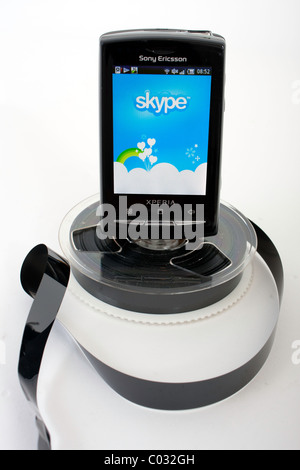 Das Sony Ericsson Xperia Mini Pro Handy auf weißem Hintergrund als einen Ausschnitt der Marke Produktbild mit Skype angezeigt Stockfoto