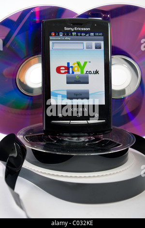 Sony Ericsson Xperia Mini Pro Handy eBay.co.uk android-Anwendung für ihre shopping-Website anzeigen. Stockfoto