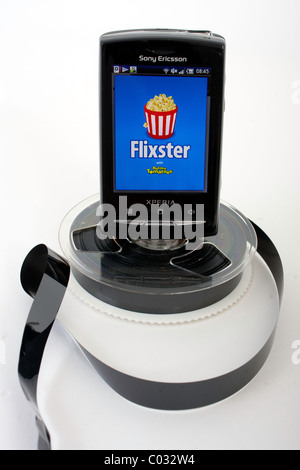 Ein Sony Ericsson Xperia Mini Pro Handy Handy zeigt die Flixster Filme-Androide-App auf 3G. Stockfoto