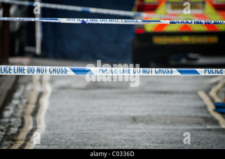Polizei untersucht den Tatort, wo Polizei einen Verdächtigen erschossen Stockfoto