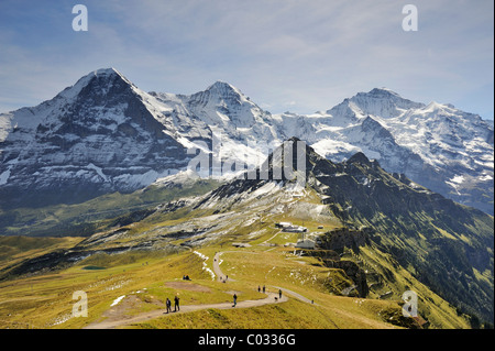 Blick vom 2334 Meter hohen Gipfel des Maennlichen Berg bis zur Bergstation mit Tschuggen und Lauberhorn-Berge, in Stockfoto