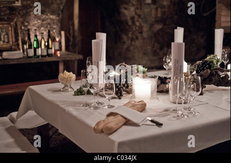 Edel gedeckter Tisch in einem Weinkeller mit baguette Stockfoto