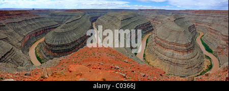 Panoramablick auf die Mäander des Flusses San Juan, Schwanenhals State Park, Utah, USA Stockfoto