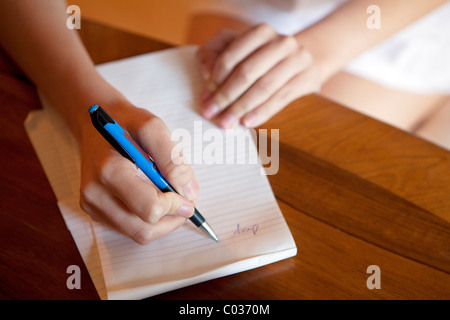 Detail von den Händen einer Frau während sie schrieb Stockfoto