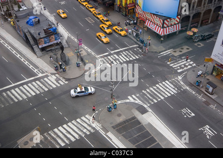 Auf der Suche nach unten am Times Square Stockfoto