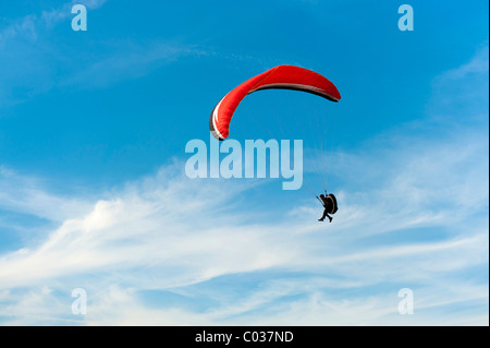 Roten Gleitschirm vor blauem Himmel Stockfoto