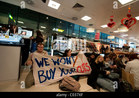 Uncut protestieren Stiefel Apotheke, die angeblich gegen Zahlung von Steuern an die Regierung London UK Englisch zu vermeiden Stockfoto